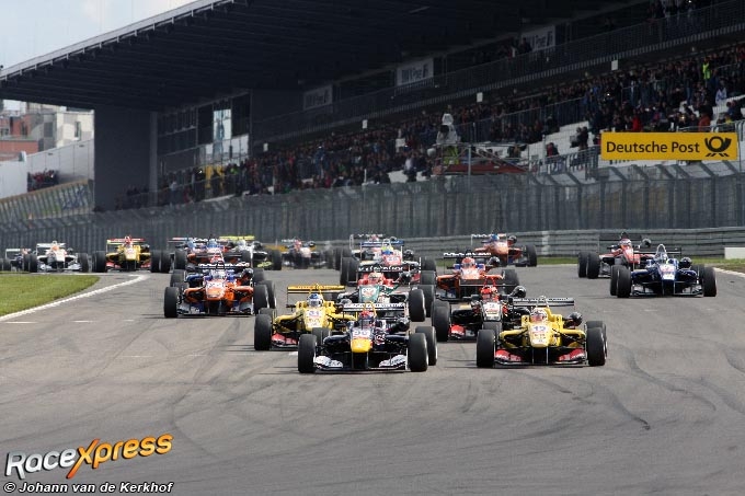 Max Verstappen aan de leiding